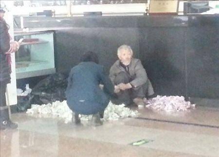 <p>Yaşlı adamın üniversitede okuyan iki kızı var</p>
<p> </p>