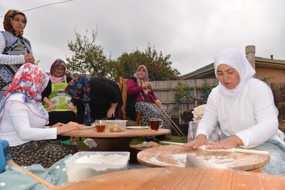 <p><strong>"Bu yufkayı görünce kendimizi memleketimizde hissettik"</strong></p>

<p>Yufka ekmeğin yanı sıra çay sohbeti için de sıkma börek yaparak güzel bir gün geçirmeyi hedeflediklerini belirten Süheyla Gökçe de "Hepimiz bir arada olunca, bu yufkayı görünce kendimizi memleketimizde hissettik, güzel bir duygu yani hüzün, mutluluk, bir burukluk hepsi bir arada. Dünyanın bir ucunda da olsa bir arada mutluyuz." dedi.</p>
