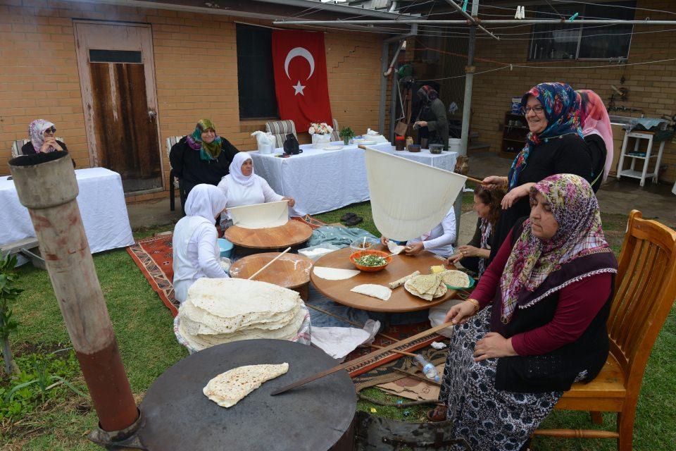 <p><strong>"Gelenek ve görenekler yavaş yavaş kaybolup gidiyor"</strong></p>

<p>Yeni nesillerin el emeği içeren kültürel değerlerden gittikçe uzaklaştığına ve zamanla geleneklerin unutulacağına işaret eden Koca, şunları söyledi:</p>

<p>"Biz kızlara öğrettik, biraz yapabiliyorlar fakat onlardan sonraki nesil zannetmiyorum ki devam ettirsin. </p>
