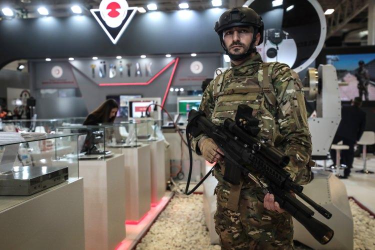 <p>Lazer silahımız 180 atımlık. Lazeri, odaklayıcısı, optiği ve bütün kontrollerini milli olarak geliştirdiğimiz lazerimizi yine milli silahımız olan MPT 76'ya entegre ettik. Lazer silahımız 100-150 metre mesafeden 1 milimetre çelikleri delebiliyor. </p>