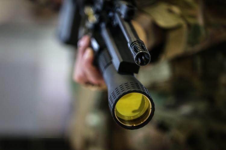 <p>Yalnızca lazer gücüyle çalışıyor ve silahın diğer özelliklerini hiçbir şekilde etkilemiyor. Diğer silahın üzerine standart arayüzlerle ekleyebiliyoruz. Lazer sistemi de sırt çantasına sığabiliyor. taşınabilmesi çok önemli. Hem taşınabiliyor hem şarj edilebiliyor."</p>