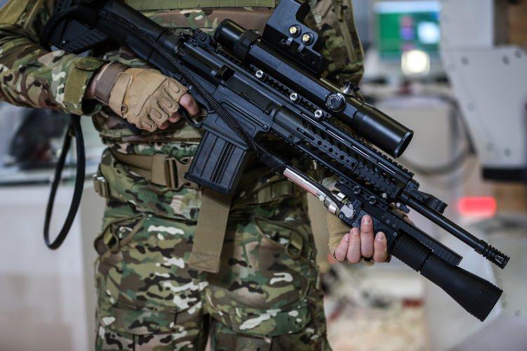 <p><strong>"Sonraki modellerde boyut olarak küçülecek ve gücü artacak"</strong></p>
<p>Yeniay, lazer silahını Türk Silahlı Kuvvetleri'nin talebi üzerine geliştirdiklerini ifade ederek, "Bu projeyi aslında çok hızlı bir şekilde, talep üzerine yaptık. </p>