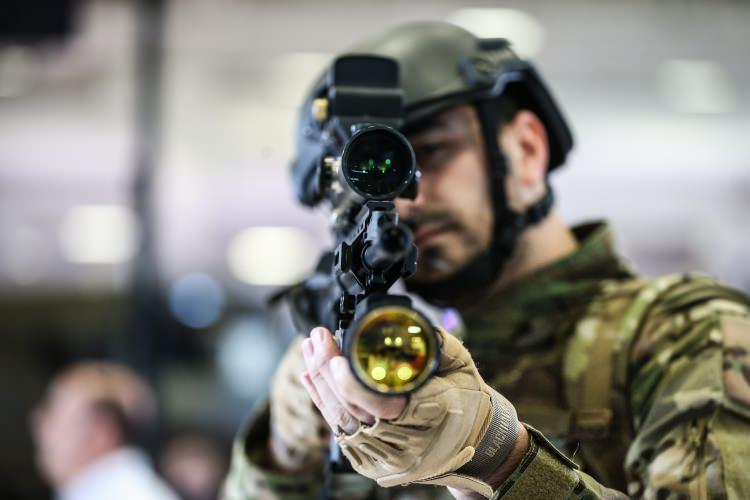 <p><strong>"Dünyada bu güçte taşınabilir ilk lazer silahını geliştirdik"</strong></p>
<p>Yeniay, silahın Türk mühendisliğinin başarısı olduğuna dikkati çekerek, "Dünyada bu güçte taşınabilir ilk lazer silahını geliştirdik. Şu anda Türk Silahlı Kuvvetleri'nde kullanımda yok. Yakında olacak." dedi.</p>
