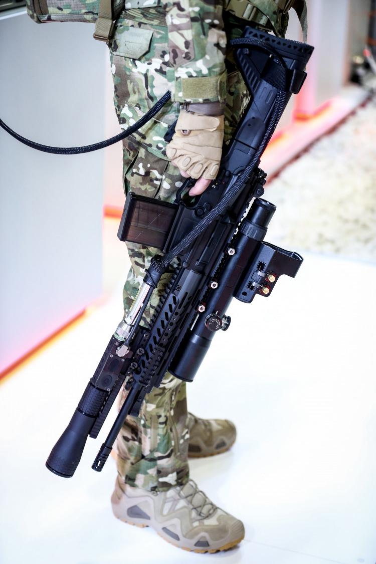 <p> Geldiğimiz seviye gerçekten dünyadaki en ileri seviyede. Şu anda single mode dediğimiz tek kipli lazerler üretebilen dünyada bizim dışımızda bir ülke daha var.</p>