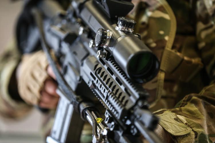 <p> Benzer lazerleri TÜBİTAK BİLGEM de milli olarak yapabiliyor. Bundan farklı olarak bütün Lazer Savunma Sistemleri'ndeki bileşenleri teleskobuna kadar, optiklerine kadar hepsini BİLGEM ve diğer kurumlarımızla yapıp savunma sanayimize katkıda bulunuyoruz." </p>