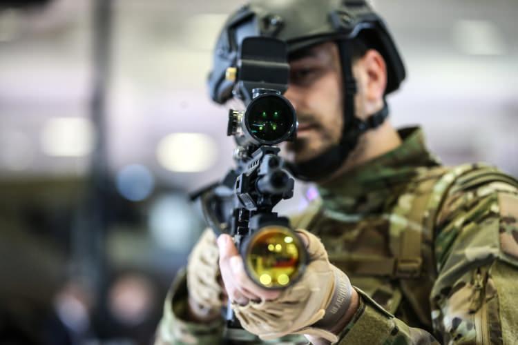 <p>BİLGEM İş Geliştirme Uzmanı Enes Aydın da, IDEF açılışına katılan Cumhurbaşkanı Recep Tayyip Erdoğan'a kendisinin kuşandığı Milli Tazler Sistemi teçhizatının tanıtıldığını anımsatarak, Erdoğan'ın, projede alın teri bulunan bütün çalışanlara teşekkür ettiğini aktardı.</p>
<p> </p>