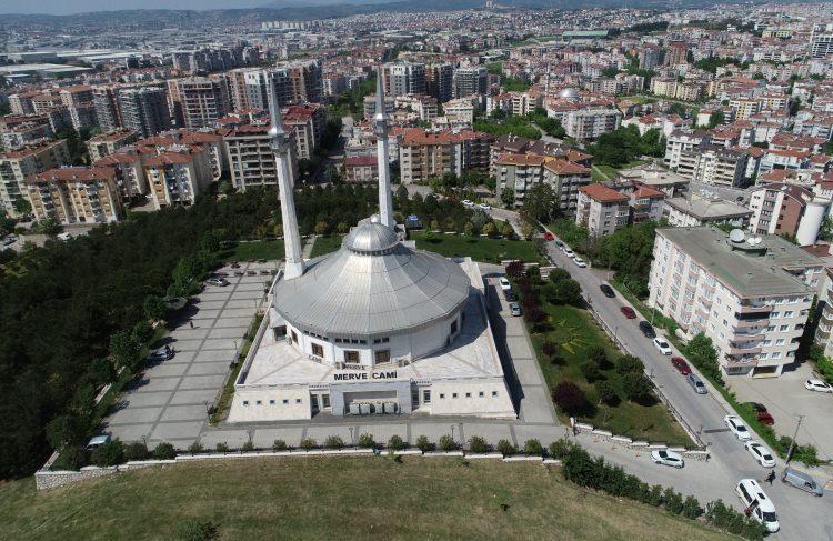 <p>İslamiyetin kutsal mekanları olan, yapılış zamanları, mimarileri ve hikayeleriyle bulundukları şehirlerin simgesi haline gelen camiler, ilk teravih ve sahurla manevi ikliminin solunmaya başlanacağı "on bir ayın sultanı"nı karşılamaya hazırlanıyor.</p>
<p>Birçoğu Selçuklu ve Osmanlı'dan izler taşıyan, inanç turizmine öncülük etmeleri dolayısıyla Türkiye'nin sembolleri haline gelen camiler, ihtişamlarıyla asırlara meydan okuyor.</p>
<p>Selimiye, Sultanahmet ve Süleymaniye gibi "simge" haline gelenler ile ülkenin en büyük camisi "Büyük Çamlıca"nın da aralarında bulunduğu, Türkiye'nin doğusundan batısına kadar birçok cami, AA ekiplerince ramazan öncesinde havadan fotoğraflandı.</p>