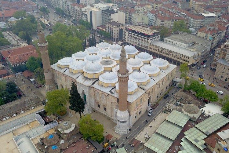 <p><strong>- Mimar Sinan'ın ustalık eseri: Selimiye Camisi</strong></p>
<p>Ünü çağını aşan Mimar Sinan'ın "Ustalık eserim." dediği Selimiye Camisi, eşsiz mimarisi ve azametiyle serhat boyunda yıllara meydan okuyor.</p>
<p>UNESCO'nun 2011'de ilk kez bir camiyi kültürel eser listesine almasıyla dünya çapındaki ünü daha da artan Selimiye Camisi, barındırdığı özellikleri ve ihtişamlı yapısıyla dikkati çekiyor.</p>
<p>Türk-İslam mimari sanatının mihenk taşı tarihi cami, bir biblo gibi Edirne'nin en ihtişamlı yapısı olarak göze çarpıyor.</p>