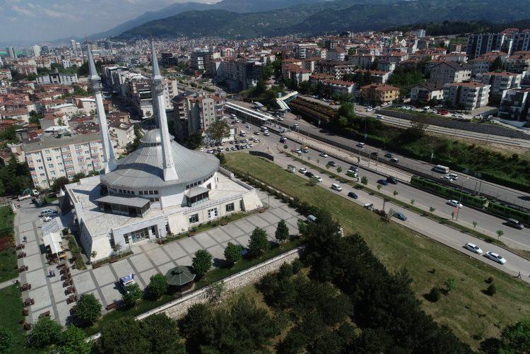 <p><strong>- "Türkiye'nin en büyüğü" Büyük Çamlıca Camisi</strong></p>
<p>"Medeniyetler beşiği" İstanbul'da temeli 6 yıl önce atılan "Büyük Çamlıca Camisi", 63 bin kişinin aynı anda ibadet edebileceği bir kompleks olarak tasarlandı. Türkiye'nin en büyük camisi, Cumhurbaşkanı Recep Tayyip Erdoğan'ın katılımıyla 3 Mayıs'ta açıldı.</p>
<p>Osmanlı-Selçuklu mimari tarzıyla bugünün çizgilerinin bütünleştiği cami, kentin yeni sembollerinden biri oldu. İbadet bölümlerinin yanı sıra müze, sanat galerisi, kütüphane, konferans salonu, sanat atölyesi ve otoparkın yer aldığı Büyük Çamlıca Camisi'nin inşasında birçok yenilik ve farklılık da hayata geçirildi.</p>