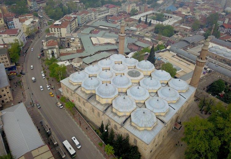 <p><strong>- Osmanlı payitahtı: Bursa</strong></p>
<p>Osmanlı padişahı Yıldırım Bayezid zamanında, 1396-1400 yıllarında, Orhan Gazi Parkı'nın bulunduğu geniş bir alana yapılan Bursa Ulu Cami, Osmanlı camileri arasında çok kubbeli anıtsal yapıların ilki olma özelliğini taşıyor. </p>
<p>Ulu Cami'nin 12 büyük dört köşeli paye üzerine oturan 20 kubbesi bulunuyor. Yıldırım Bayezid'in 1396 Niğbolu Zaferi'nden sonra inşaatına başlanan camide ilk namazı, aralarında Yıldırım Bayezid, Molla Fenari, Emir Sultan'ın bulunduğu cemaate Somuncu Baba kıldırdı. Ulu Cami'nin ilk imamlığını, "Mevlidi Şerif"in yazarı Süleyman Çelebi yaptı.</p>
<p>Bursa'da çok sayıda tarihi ibadethanenin yanı sıra Yeşil, Merve, Safa ve Mihraplı gibi simge camiler bulunuyor.</p>