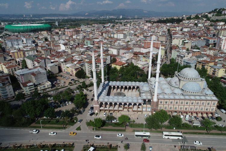 <p><strong>- Diyarbakır Ulu Cami yıllara meydan okuyor</strong></p>
<p>İslam'ın 5. Harem-i Şerif'i kabul edilen Diyarbakır Ulu Cami, asırlara meydan okuyor. Kent mimarisinin yapı taşı bazalt taşıyla yapılan ve işleme sanatlarıyla döşenen, tarihi Sur ilçesinde bulunan Ulu Cami, yüzyıllardır misafirlerini ağırlıyor.</p>
<p>Valide Meryem Kilisesi adıyla 1873'te inşa edilen, hapishane olarak da kullanılan ancak 2017'de yapılan restorasyonla camiye dönüştürülen Gaziantep Kurtuluş Camisi, kentin en büyük camileri arasında bulunuyor.</p>
<p>Yine Ulu Cami ve Gaziantep'in direniş sembollerinden Türk Tepesi'ne inşa edilen Türktepe Cami, kentin önemli simgelerinden biri olarak varlığını sürdürüyor.</p>
