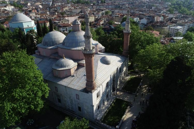 <p><strong>- Kahramanmaraş'ta Abdulhamit Han, Adana'da Sabancı camileri</strong></p>
<p>Kahramanmaraş'ta inşaatı 18 yıl süren Abdulhamit Han Camisi, 46 metre yüksekliğindeki kubbesi, 81'er metrelik 4 minaresi ve 46 bin metrekare kapalı alanı ve ihtişamlı görünümüyle dikkati çekiyor.</p>
<p>Türkiye'nin ve Orta Doğu'nun en büyük camileri arasında yer alan Sabancı Merkez Cami, Adana'nın Seyhan ilçesinde Seyhan Nehri'nin kıyısında yer alıyor. Klasik Osmanlı mimarisi tarzındaki cami, 1998'den beri hizmet veriyor.</p>