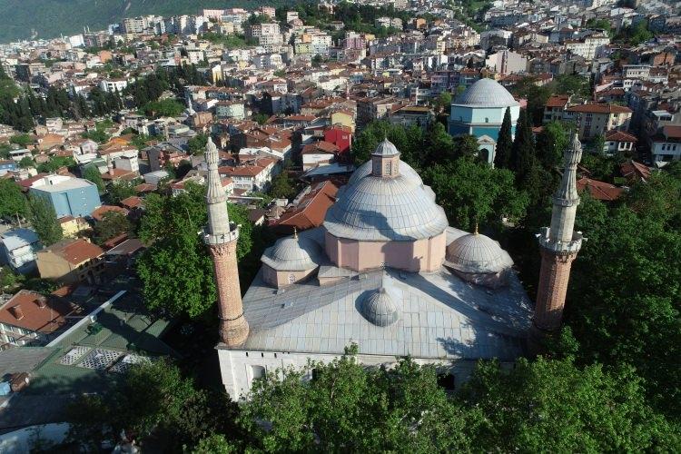 <p>"Peygamberler şehri" olarak nitelendirilen Şanlıurfa'da, Hazreti İbrahim'in doğup büyüdüğü ve dönemin hükümdarı Nemrut tarafından ateşe atıldığı yer olarak rivayet edilen tarihi Balıklıgöl Yerleşkesi'ndeki Dergah Camisi ve Rızvaniye Camisi, çokça ziyaret ediliyor.</p>