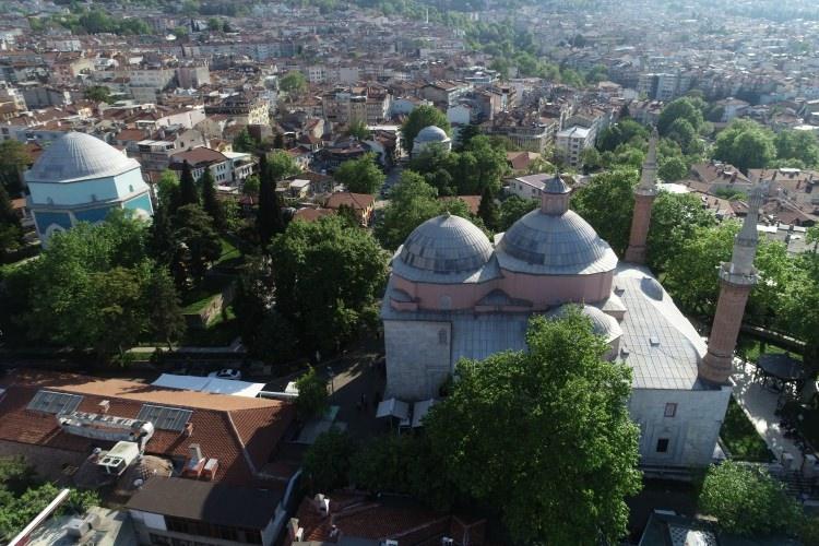 <p>Türkiye'nin en büyük kubbeli ibadethanelerinden biri olma özelliği taşıyan ve 35 dönümde inşa edilen Antalya'daki Akdeniz Üniversitesi Camisi de ramazanın manevi iklimine girecek.</p>
<p>Sakarya kent merkezindeki tarihi Orhan Camisi vatandaşlar tarafından yoğun ilgi görüyor. Orhan Gazi'nin buyruğu üzerine 1323'te Adapazarı ilçesinde inşa edilen Orhan Camisi, aradan geçen sürede pek çok kez onarımdan geçti. Yaklaşık 5 asırdır çeşitli onarımlarla varlığını koruyan cami, 1875'teki depremde hasar görünce yıkılıp yeniden inşa edildi.</p>