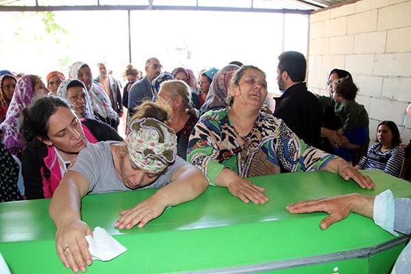 <p>Eve gelen cenazeyi, büyük bir kalabalık karşıladı. Gözyaşları sel olup aktı. Sanatçı için evinin bahçesinde helallik alındı.</p>
