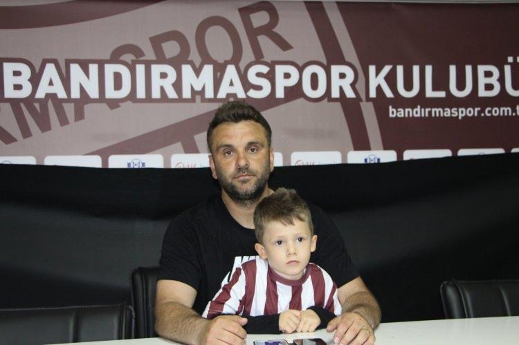 <p><strong>- Karlahan: "Şampiyonlukta böyle sevinç yaşanmadı"</strong></p>

<p>Bandırmaspor Baltok Kulübü Başkanı Göksel Karlahan, AA muhabirine yaptığı açıklamada, ligin genelinde adeta yalnız bırakıldıklarını ancak inanç ve azimle Bandırmaspor Baltok'u kümede tutmayı başardıklarını söyledi.</p>

<p>"Bir mucizeyi gerçekleştirdik." diyen Karlahan, "Gerçekten kümede kalmamız şampiyonluktan daha önemli. Bütün Bandırma buradaydı, şampiyonlukta böyle sevinç yaşanmadı. Bandırma kenetlendi. Bandırma büyük bir şehir, bunun kıymetini bilelim. Bizler bugün varız, yarın yokuz. Onun için bütün emeği geçenlere teşekkür ediyorum." ifadelerini kullandı.</p>
