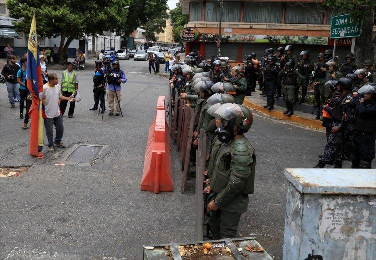 <p>Guaido'nun 30 Nisan'da ev hapsini ihlal ederek dışarı çıkardığı Leopoldo Lopez ile denediği ve başarısızlıkla sonuçlanan askeri kalkışmanın hedefindeki La Carlota Hava Üssü'nde de son zamanların en sakin günü yaşandı. La Carlota'nın etrafında muhalif görülmedi.</p>
