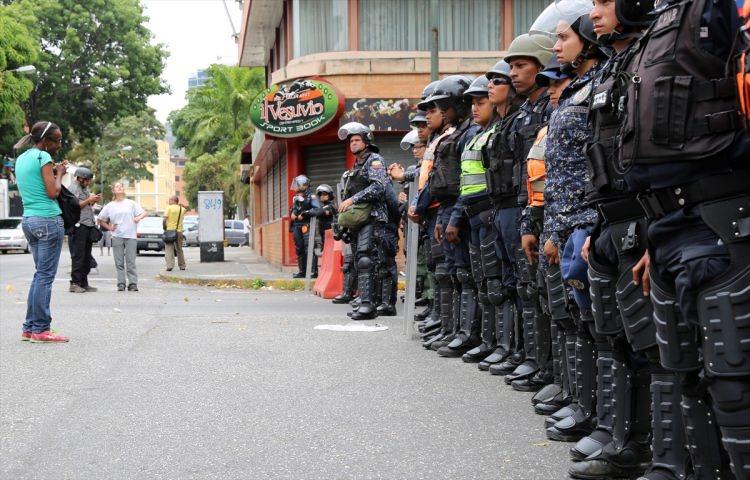 <p>Juan Guaido'nun hedef gösterdiği Kızılhaç Merkezi'nde de protesto girişimi yaşanmadı. Güvenlik güçlerinin yoğun önlem aldığı bölgede halk günlük yaşamını sürdürdü.<br />
<br />
Caracas'taki en büyük askeri yerleşke olan Fuerte Tiuna ve hemen güneyindeki Coche bölgesinde de protesto olmadı.</p>