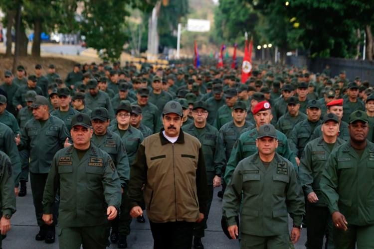 <p><span style="color:#FF8C00"><strong>Maduro askerlerle yürüyerek gövde gösterisi yapmıştı</strong></span></p>