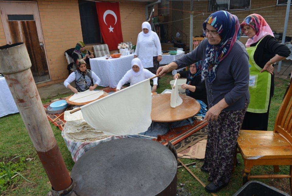 <p>Koca, Türkiye'de olduğu gibi Avustralya'da da fırınlarda çeşitli ekmek türlerinin mevcut olduğunu ancak yufka ekmeğin yerini hiçbirinin tutmadığına vurgu yapan Koca, "Bu bizim Türkiyemizin geleneği göreneği olduğu için özlüyoruz. Bilhassa oruçta, iftarda, gece sahurda börek yapıyoruz. Yani kültürümüzü devam ettirmeye çalışıyoruz burada." diye konuştu. </p>

<p> </p>
