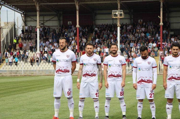 <p><strong>- Kurşunlu: "Evime gönül rahatlığıyla gideceğim"</strong></p>

<p>Bandırmaspor Baltok Teknik Direktörü Ramazan Kurşunlu, çok zorlu bir süreçten geçerek, son maçta takımı ligde tutmayı başardıklarını kaydetti.</p>

<p>Taraftarın takımını her zaman desteklediğini ifade eden Kurşunlu, şöyle konuştu:</p>

<p>"Oyuncularım inanılmaz bir iş başardı. Bu ligde örnek oldular. Düşmüş takımı ayağa kaldırdık. Ben, sadece bu takımı ligde bırakmaya geldim. Başka hiçbir beklentim yok. Şimdi evime gönül rahatlığıyla gideceğim. Taraftarlara sesleniyorum, sahiplendiğimiz bu armaya, bu takıma desteği hiçbir zaman bırakmayın. Şehrin ileri gelenleri bu takıma lütfen sahip çıkın. Yalnız bırakmayın. 90+8'de attığı golle Batuhan Karadeniz işi bitirdi. Allah bütün oyuncularımızdan razı olsun."</p>
