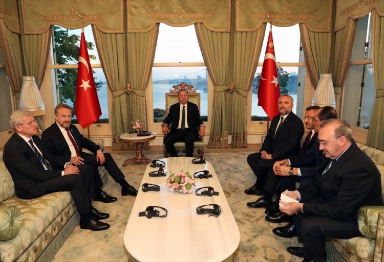 <p>Türkiye Cumhurbaşkanı Recep Tayyip Erdoğan, Bosna Hersek Devlet Başkanlığı Konseyi Üyesi Şefik Caferoviç ve Bosna Hersek Halklar Meclisi Başkanı Bakir İzetbegoviç'i kabul etti.</p>
<p> </p>