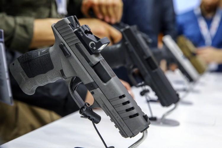 <p>Kızıltan, yeni ürünlerin halkın ve güvenlik kuvvetlerinin çok ilgisini çektiğine işaret ederek, ziyaretçilerin bol bol tetik çekerek deneme yaptıklarını anlattı.</p>
<p> </p>