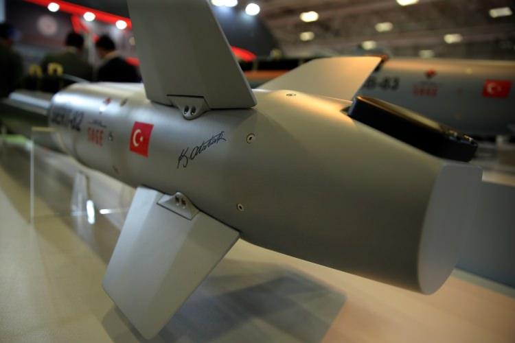 <p>"Bunların temel özelliği delici, sert hedefler için kullanılacak olmaları. Mağaralar, uçak pistleri, hangarlar, sığınaklar, barajlar gibi öncelikli hedeflere yönelik geliştirildi. </p>

<p> </p>

<p>SERT-82, 1 metrelik betonu delebilecek. Betonu deldikten sonra içindekileri de imha etme özelliğine sahip olacak. SARB-83 de 1,8 metrelik betonu delip içindekileri imha edecek. Bunlar farklı harp başlığı özelliği ile termobarik patlayıcılarla kullanılabilecek yeni nesil mühimmatlar. Kuvvetlerimize, kuvvet komutanlarımıza da anlattık, kendilerinin de beklediği ürünlerdi. Kısa zamanda seri üretimle envantere gireceğini umuyoruz.</p>
