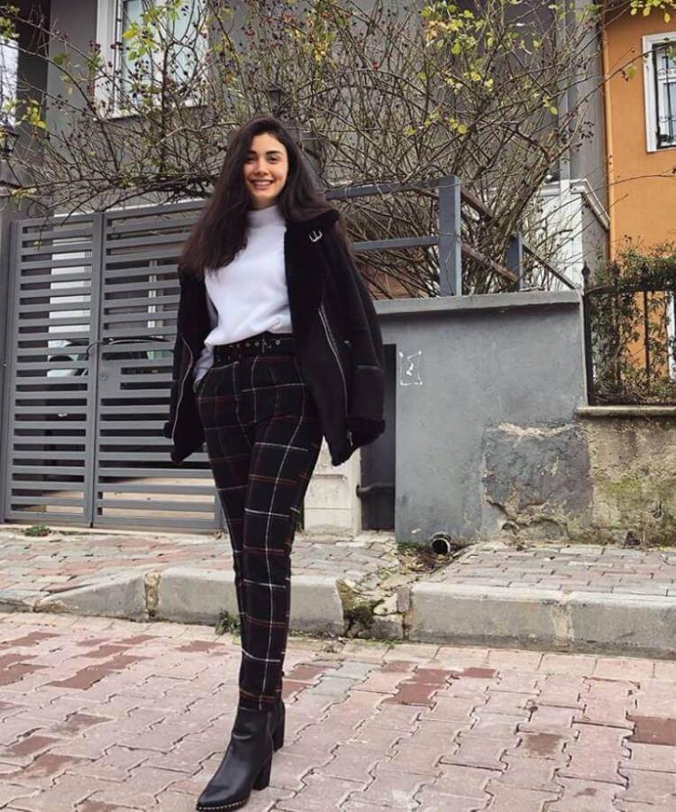 <p>Yemin dizisiyle başrole geçti ve şöhreti elde etti. Yemin dizisinde başrol olan Yağız, Reyhan karakterini canlandırdı.</p>
