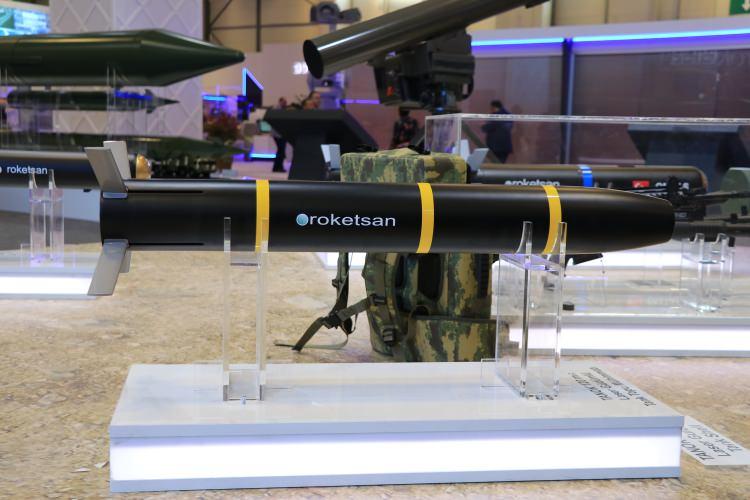 <p>Türk Silahlı Kuvvetlerinin (TSK) lazer güdümlü tanksavar topçu mühimmatı ihtiyacının karşılanması amacıyla tasarlanan Tanok, düşük ağırlığı ve kullanıcıya zarar vermeyen fırlatma motoru sayesinde portatif olarak kullanılabilme veya kara araçlarından atılabilme kabiliyetine sahip bulunuyor.</p>
<p> </p>