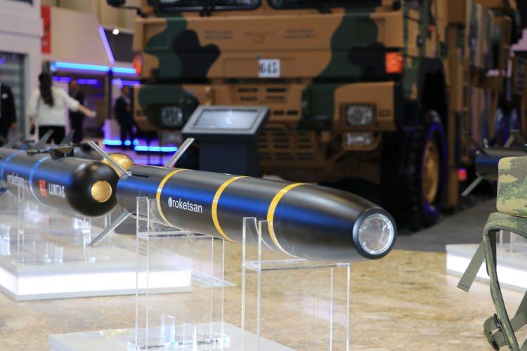 <p><strong>Çok talep görmesi bekleniyor</strong></p>
<p>Yarı aktif lazer güdüm özelliği ile sadece duran hedeflere değil hareketli hedeflere karşı da yüksek vuruş performansı sergileyen füze, direkt ve üstten vuruş modları ile farklı menzillerdeki hedeflere karşı etkili olabiliyor.</p>
<p>Tandem zırh delici harp başlığına sahip olan Tanok füzesi, modern savaş alanındaki tüm zırhlı tehditlere ve koruganlara karşı etkin bir çözüm olarak öne çıkıyor.</p>