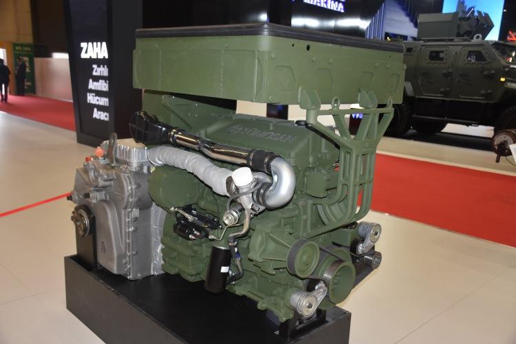 <p><strong>Paletli zırhlıları taşıyacak yerli motor</strong><br />
<br />
TÜMOSAN, Türkiye'de askeri kara araçlarının güç grubu ihtiyacını karşılamaya yönelik geliştirdiği Alp Hafif Paletli Araç Güç Grubu'nu ilk kez 14'üncü Uluslararası Savunma Sanayii Fuarı'nda (IDEF'19) tanıttı.</p>
