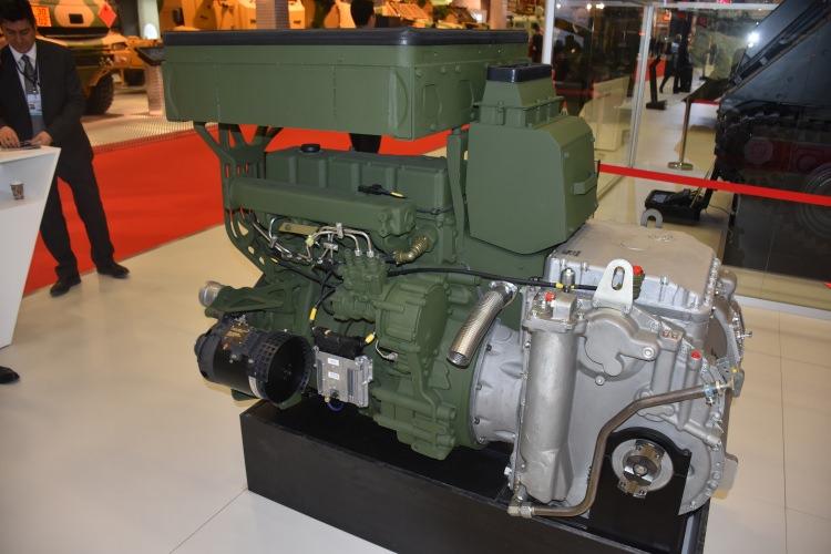 <p>Sergilenen güç grubu temel olarak motor, transmisyon, soğutma, egzoz ve hava emiş sistemleri olmak üzere 5 ana alt sistemden oluşuyor, araç elektrik ve mekanik arayüzlerini bünyesinde barındırıyor. Böylelikle oluşturulan güç grubu, muharebe sahasında araç üzerindeki güç grubu bölmesinden kolayca sökülüp takılabilirken araçların muharebede kalma süresini artırıyor.</p>
<p> </p>