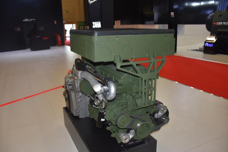 <p>Güç grubunda dizel motor olarak TÜMOSAN tarafından geliştirilen TMSN serisi dizel motor ailesinin en yeni üyesi olan sabit basınçlı püskürtme (common rail injection) sistemine sahip 4 silindirli 04DC02IV052H4-360H dizel motoru kullanılmakta. Motorun anma gücü 268 kW (360BG), nominal devir hızı 2500rpm, yakıt tüketimi 205gr/kWs ve sıkıştırma oranı 15:1’e karşılık geliyor. Motor; yüksek güç yoğunluğu, yüksek tork, yakıt verimliliği ve özel askeri isterleri karşılayabilir şekilde aynı zamanda düşük işletme maliyeti ve kolay bakım edilebilir özellikte tasarlandı.</p>
<p> </p>