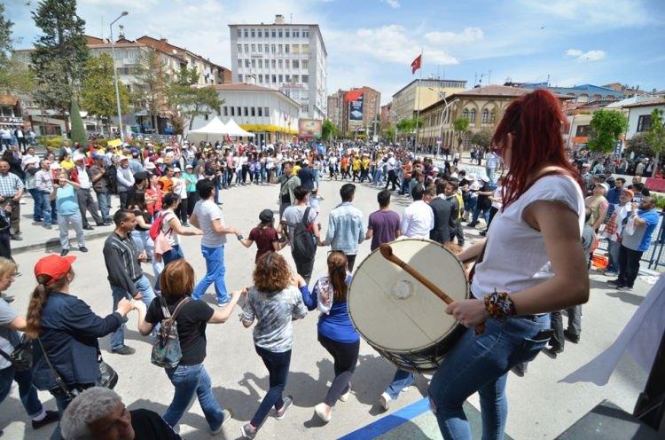 <p>1 Mayıs Emek ve Dayanışma Günü başta İstanbul, Ankara ve İzmir olmak üzere tüm yurtta çeşitli etkinliklerle kutlanıyor. İşte 1 Mayıs İşçi Bayramı’ndan kareler</p>
