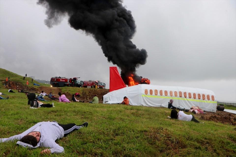 <p>Trabzon Havalimanı'nda bugün Trabzon İl Sağlık Müdürlüğü Ulusal Medikal Kurtarma Ekibi'nin (UMKE) öncülüğünde gerçekleştirilen uçak kazası tatbikatı gerçeğini aratmadı.</p>

<p> </p>
