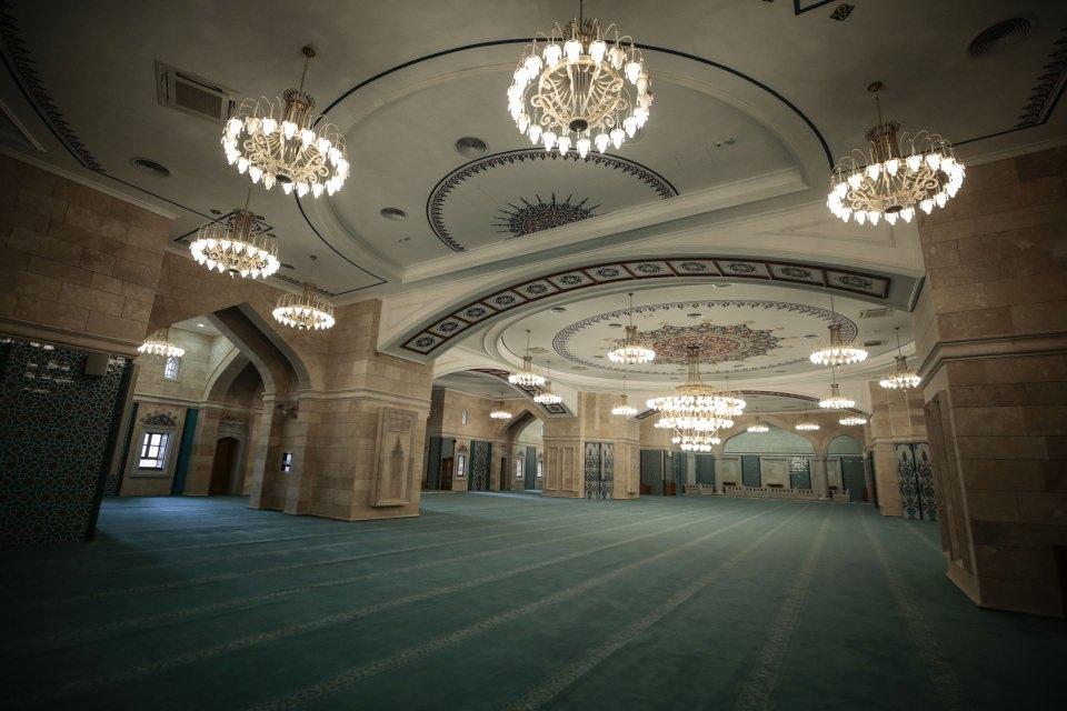 <p><strong>"İslam kültür ve bilim merkezi diyebiliriz"</strong></p>

<p>Diyanet İşleri Başkanlığı Yatırım Emlak ve Teknik Hizmetler Daire Başkanı Özcan Gökçebay, AA muhabirine yaptığı açıklamada, cami ve külliyenin yapımının iki yıl önce tamamlandığını, ibadete geçen yıl açıldığını ve resmi açılışının yarın yapılacağını belirtti.</p>
