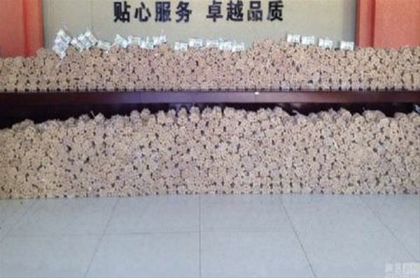 <p>Çin'in Shenyang kentinde çok ilginç bir olay yaşandı. 110 bin dolarlık araba satın almak isteyen bir adam ödemenin 106 bin dolarını (660000 Yuan) madeni parayla yapmak isteyince herkes hayretler içinde kaldı... </p>
<p> </p>