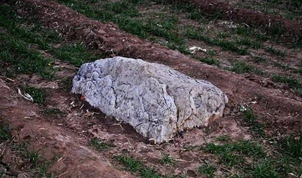 <p>Taşın derinliğine ulaşılmaya çalışıldı fakat bu girişimler başarısız olunca bunun bir dağ olduğunu kabul ettiler.</p>

<p> </p>
