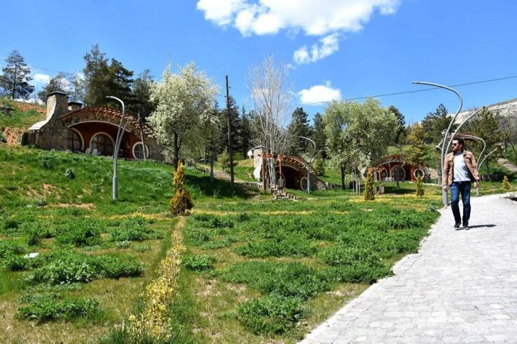 <p>Özellikle Yıldız Dağı yolu üzerinde olması ve birbirini bütünlemesi Sivas için hatta ülke turizmi için büyük önem arz ediyor. Bakıldığı zaman ilk etapta 23 adet yamaç evimiz var. Burayı herkes hobbit evler olarak tanımlıyor.</p>
