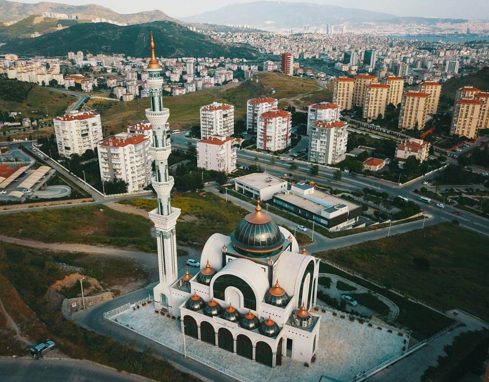 <p>Hatice Bahriye Yağcı Camisi - İzmir</p>
