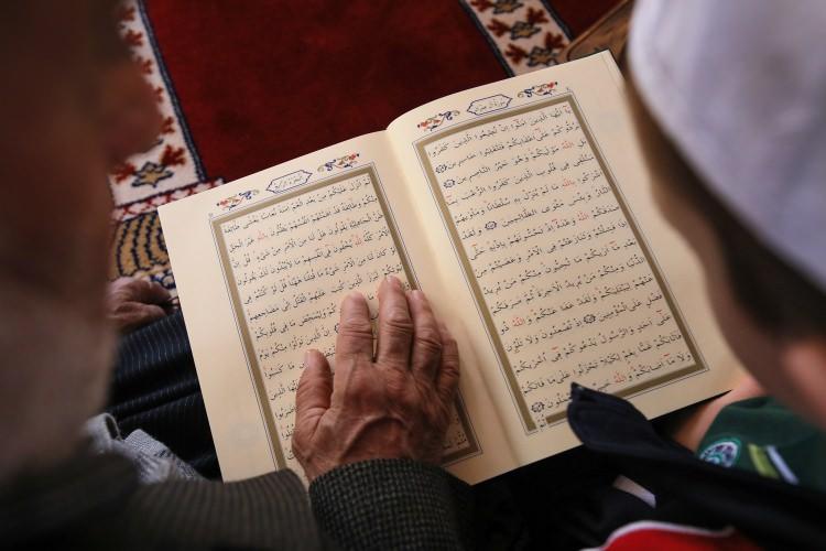 <p><strong>"Gelecek kuşaklara aynı şekilde aktarılacak" </strong></p>
<p>İslam mimarisi ile donatılan tarihi caminin imam hatiplerinden Musa Tektaş, AA muhabirine yaptığı açıklamada, Hazreti Muhammed'den beri sürdürülen mukabele geleneğini bugün de devam ettirdiklerini söyledi.</p>