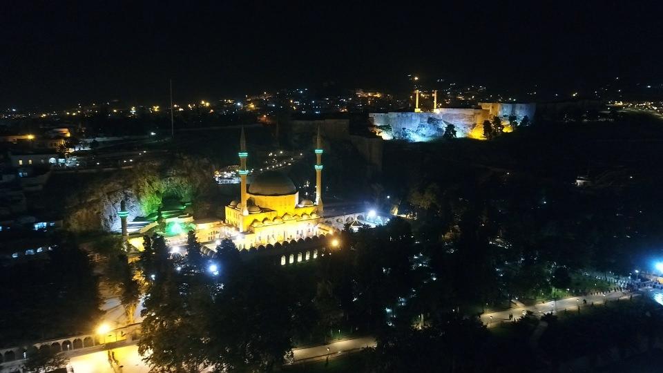 <p>Dergah Camisi - Şanlıurfa'daki Balıklıgöl Yerleşkesi</p>