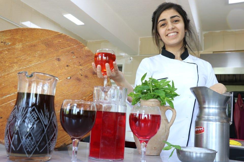 <p><strong>Sağlıklı beslenmede i&ccedil;ecek &ouml;nemli</strong></p>

<p>Diyarbakır Olgunlaşma Enstit&uuml;s&uuml; yiyecek i&ccedil;ecek hizmetleri &ouml;ğretmeni G&uuml;lden Bulut Durak, usta &ouml;ğreticilerle ramazana &ouml;zg&uuml; serinleten şerbetler hazırlıyor. Hazırladıkları şerbetleri sipariş doğrultusunda satışa da sunan enstit&uuml;deki &ouml;ğretmen ve usta &ouml;ğreticiler aynı zamanda unutulmaya y&uuml;z tutan bu i&ccedil;ecekleri tarifleriyle kayıt altına alıyor.</p>
