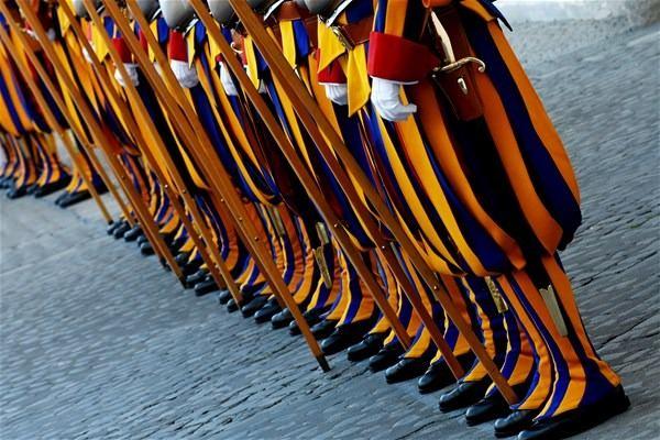<p>En az 26 ay bu görevde kalacak olan muhafızlar, hem Romada bulunan Katolik Kilisesinin merkezi Vatikan Şehir Devleti sınırlarında hem de yurtdışı seyahatlerinde Vatikan Jandarması ile birlikte Papayı koruyacak.    </p>

<p> </p>
