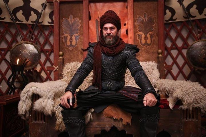 <p>Ekranların reyting rekortmeni dizisi Diriliş Ertuğrul'da birlikte rol almak istemeyen Burak Özcivit ve Engin Altan Düzyatan için çözüm bulundu. Fenomen yapımın yeni sezonunda isim değişikliğine gidilecek.</p>
<p> </p>