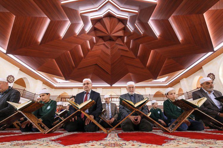 <p>Genç hafızların güzel sedalarıyla ezbere okuyup, vatandaşların büyük bir muhabbetle takip ettiği mukabele geleneği, ramazan ayında her gün sabah ve öğle namazından sonra gerçekleştiriliyor. Diyanet İşleri Başkanlığına bağlı ilçede hizmet veren Hulusi Efendi Yatılı Kur'an Kursu'nda eğitim gören hafızlar, bu geleneğe liderlik ediyor.</p>
<p> </p>