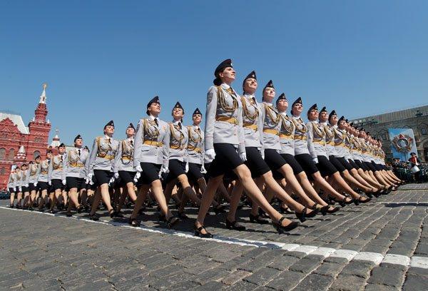 <p>Rus ordusunda görev yapan kadın askerler de yürüyüşe katıldı.</p>

<p> </p>
