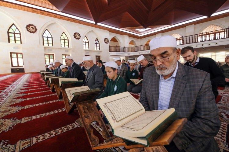 <p>İlçedeki çocuk ve gençlerin de büyük ilgi gösterdiği mukabelede yaklaşık 50 hafızın tilaveti, tarihi caminin kubbesinden hoş bir seda olarak yükseliyor.</p>
<p> </p>