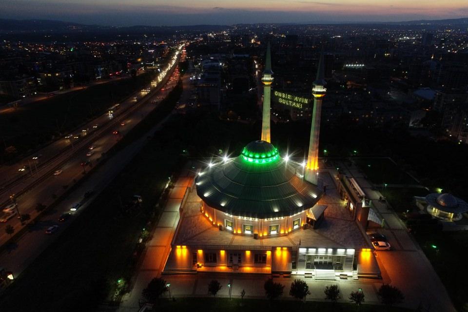 <p>İslamiyetin kutsal mekanları olan olan, yapılış zamanı, mimarisi ve hikayesiyle bulundukları şehirlerin simgesi haline gelen camiler, ilk teravih ve sahurla manevi ikliminin solunmaya başlanacağı "on bir ayın sultanı"nı karşıladı.</p>
